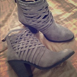 Fergalicious taupe booties!